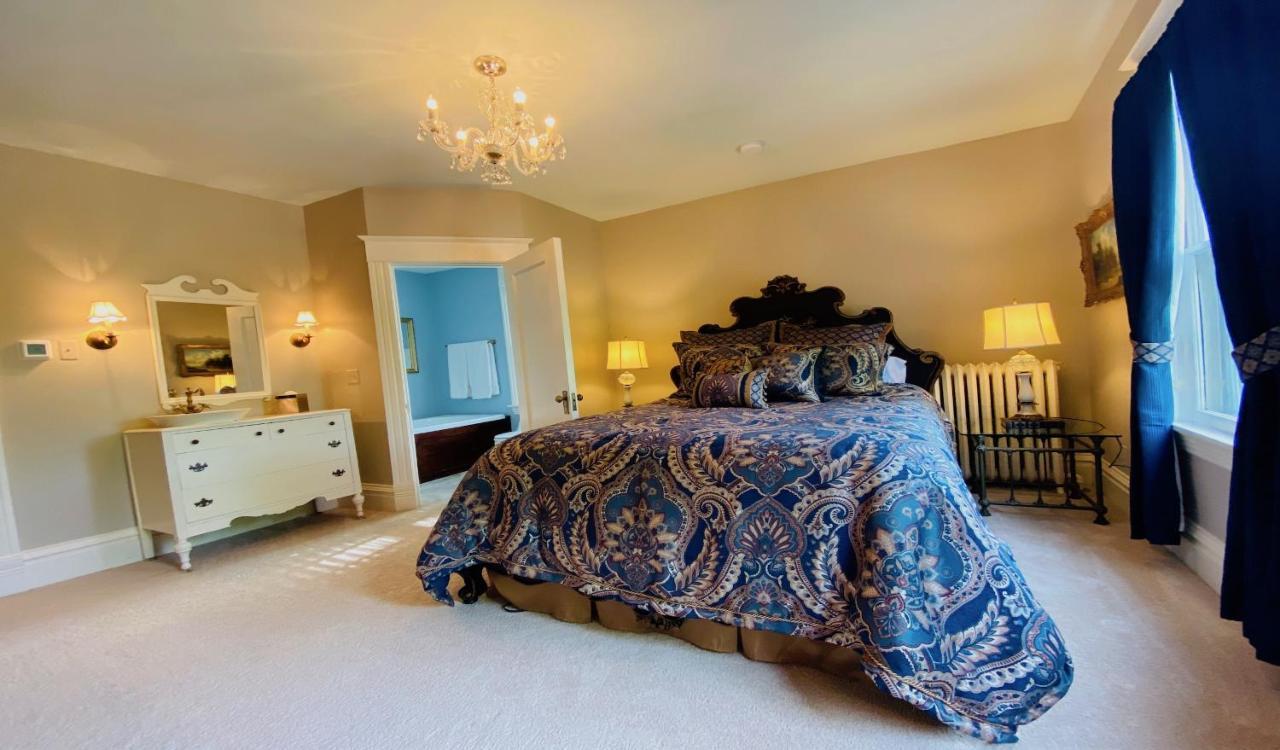 Breese Inn Екстериор снимка