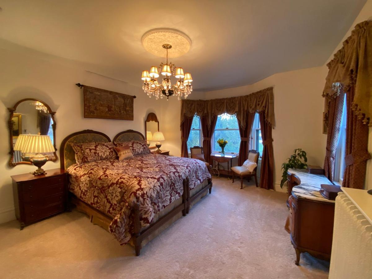 Breese Inn Екстериор снимка