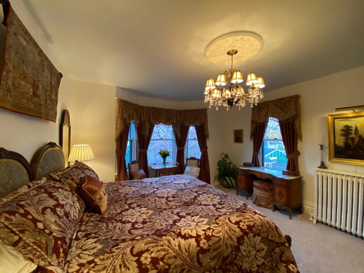 Breese Inn Екстериор снимка